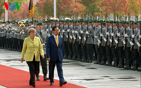 Thủ tướng Đức Angela Markel chủ trì trọng thể lễ đón Thủ tướng Nguyễn Tấn Dũng và Đoàn đại biểu cấp cao Việt Nam sang thăm chính thức Đức.